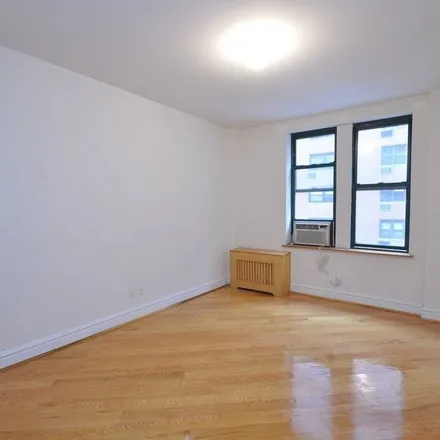 Rent this 3 bed apartment on 206 East 70th Street in New York, NY 10021