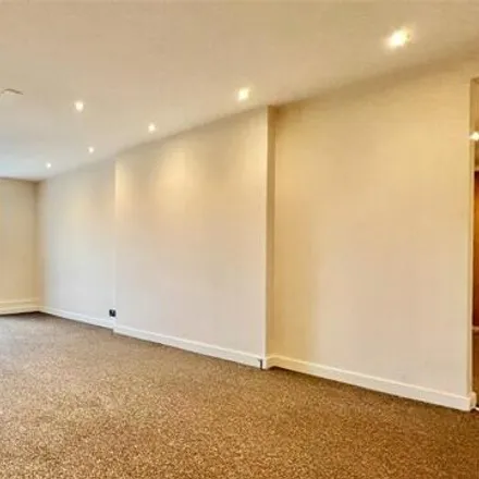 Image 8 - Crescent Road, London, E4 6AY, United Kingdom - Apartment for sale