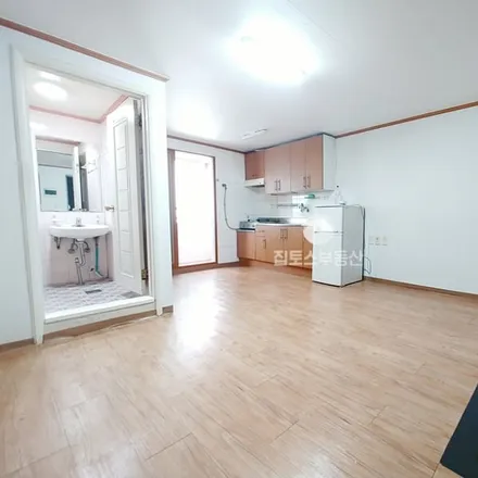 Rent this studio apartment on 서울특별시 송파구 석촌동 214-3