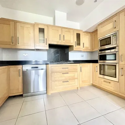 Image 2 - Camelot House, 53 Beech Hill, London, EN4 0JN, United Kingdom - Apartment for rent