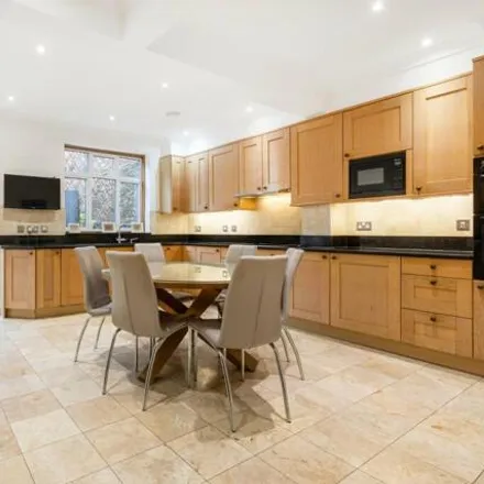 Image 4 - Bentley Way, London, HA7 3RP, United Kingdom - House for sale