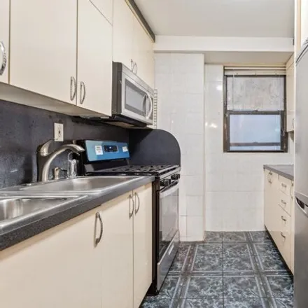 Image 2 - 61-45 98th Street, New York, NY 11374, USA - Apartment for sale