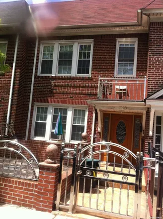 Rent this 3 bed house on 47-14 39th Place in New York, NY 11104