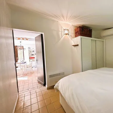 Rent this 4 bed duplex on 83250 La Londe-les-Maures