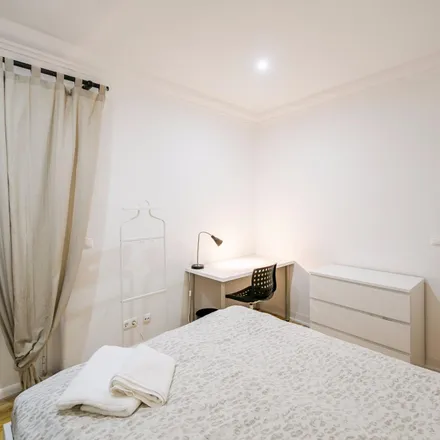 Rent this 5 bed room on Rua Pinheiro Chagas 20 in 1050-180 Lisbon, Portugal