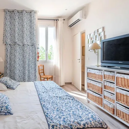 Rent this 2 bed house on Jonquieres St Vincent in 2 Rue de la Poste, 30300 Jonquières-Saint-Vincent