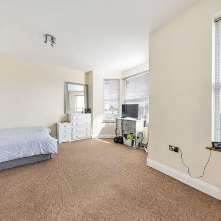 Image 2 - 1, High Road, Seven Kings, London, IG3 8BS, United Kingdom - Apartment for rent