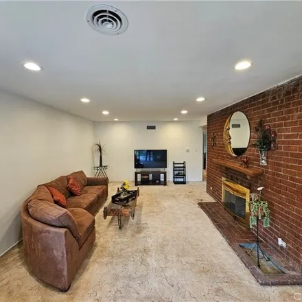 Image 4 - 9951 Gothic Avenue, Los Angeles, CA 91343, USA - House for sale