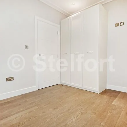 Rent this 3 bed apartment on 546 Holloway Road in London, N7 6JP