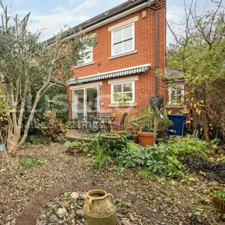 Image 3 - Milton Road, London, NW7 4AX, United Kingdom - Townhouse for sale