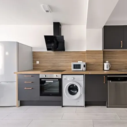 Rent this 6 bed apartment on Atelier de jour Les Lierres in 31 Rue Benoît Malon, 76300 Sotteville-lès-Rouen