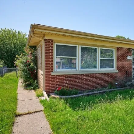 Rent this 3 bed house on 7806 East Prairie Road in Skokie, IL 60076