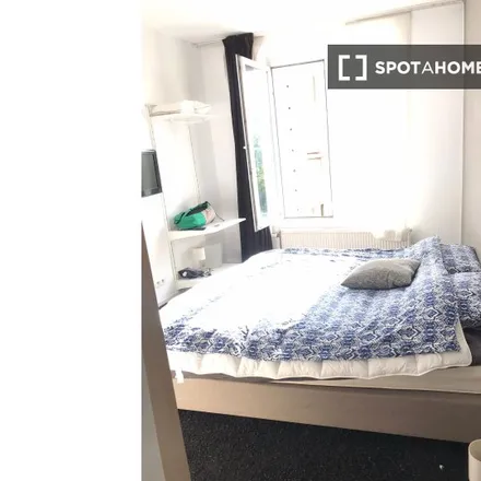 Rent this 8 bed room on Rue de Laeken - Lakensestraat 146 in 1000 Brussels, Belgium