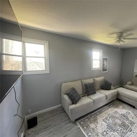 Image 3 - 126 Adams Street East, East Islip, NY 11730, USA - House for rent