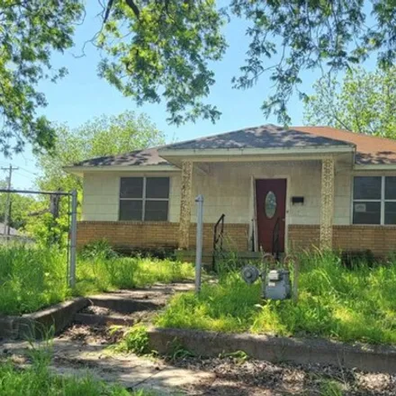 Buy this 2 bed house on 248 Carter Street Southeast in Ardmore, OK 73401