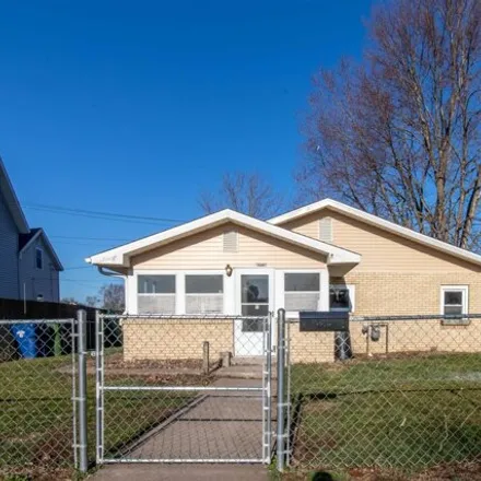 Buy this 3 bed house on 2632 Roosevelt Street in Clinton, IA 52732