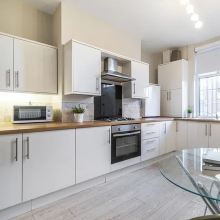 Rent this 6 bed house on Glossop Street in Leeds, LS6 2LE