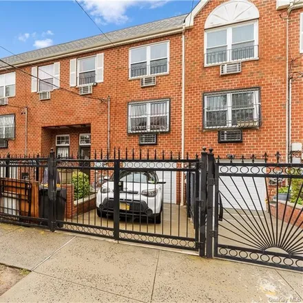 Image 2 - 643 Underhill Avenue, New York, NY 10473, USA - Townhouse for sale