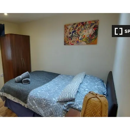 Rent this studio apartment on 75 Chatsworth Road in London, NW2 5QZ