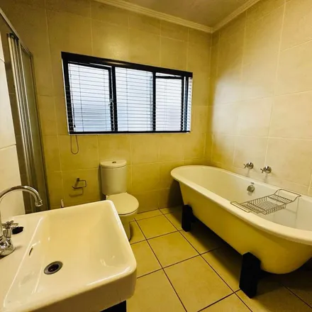 Image 4 - Jimmys killer prawns, Concorde Road East, Bedfordview, Gauteng, 2007, South Africa - Apartment for rent