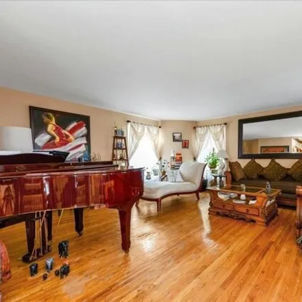 Image 4 - 29-19 218th Street, New York, NY 11360, USA - House for sale