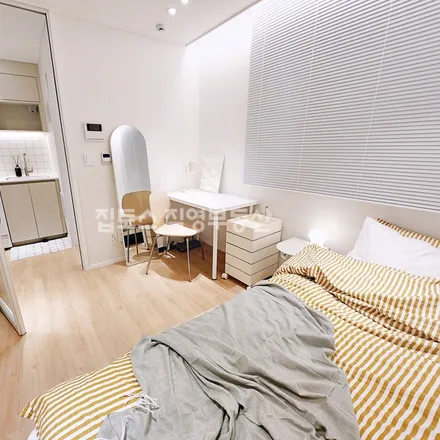 Rent this studio apartment on 서울특별시 관악구 신림동 478-32