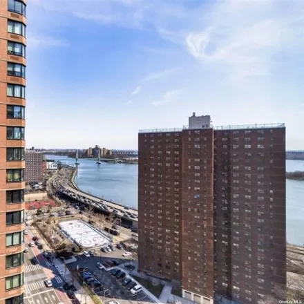 Image 2 - 1801 1st Avenue, New York, NY 10128, USA - Apartment for sale