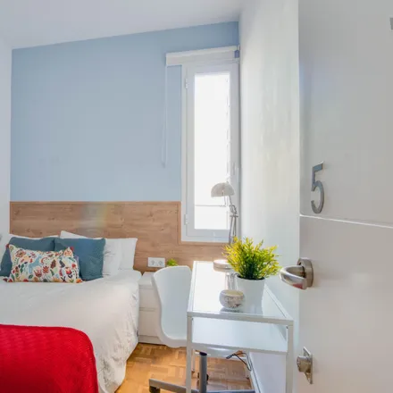 Rent this 6 bed room on Calle de Fernán González in 44, 28009 Madrid