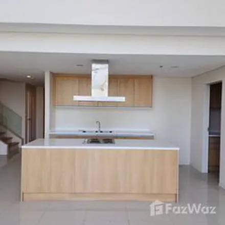 Rent this 4 bed apartment on Villa Asoke in Phetchaburi Road, Ratchathewi District