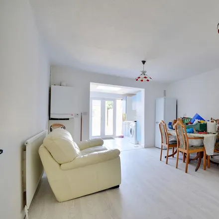 Rent this 3 bed townhouse on Ivanhoe Close in London, UB8 3RT