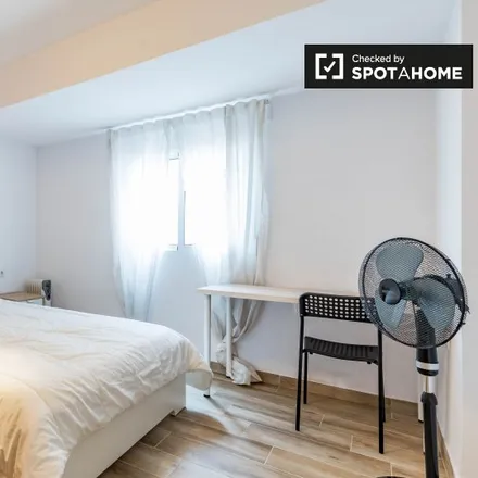 Rent this 3 bed room on Carrer de Salvador Pau in 36, 46021 Valencia
