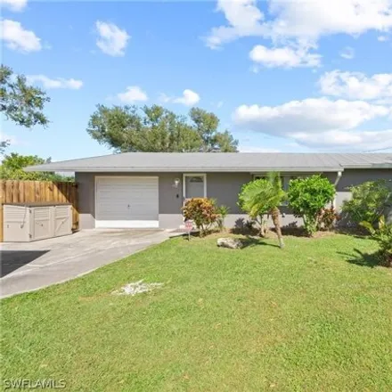 Rent this 3 bed house on 1318 Lincoln Avenue in Salvista, North Fort Myers