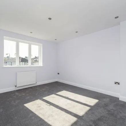 Rent this 3 bed duplex on The Heights in London, SE7 8JJ