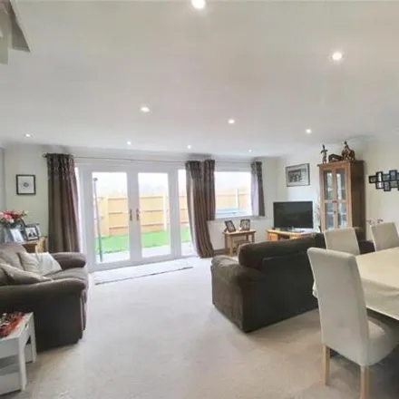Image 3 - Coombe Court, Thatcham, RG19 4LT, United Kingdom - Townhouse for sale
