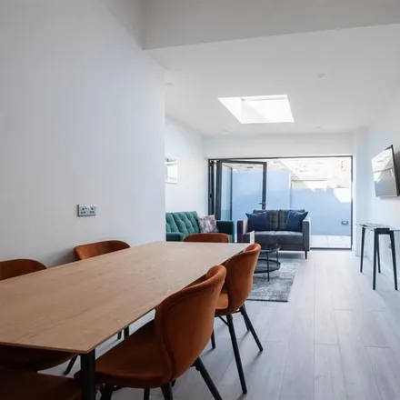 Image 6 - AHK Flooring, 246 Upper Richmond Road West, London, SW14 8AG, United Kingdom - Apartment for rent