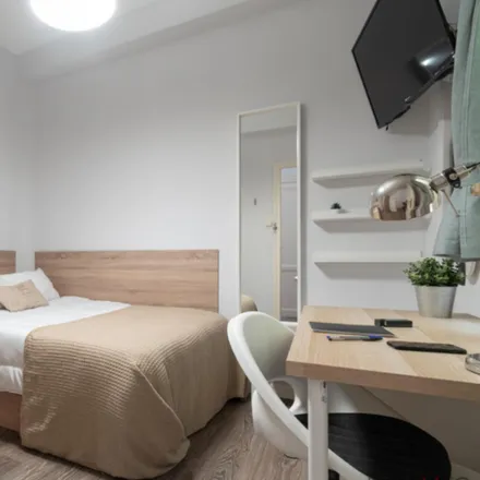 Rent this 5 bed room on Calle de Antonio Acuña in 13, 28009 Madrid