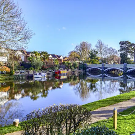 Image 4 - Wey Navigation Towpath, Runnymede, KT13 8XX, United Kingdom - Townhouse for sale