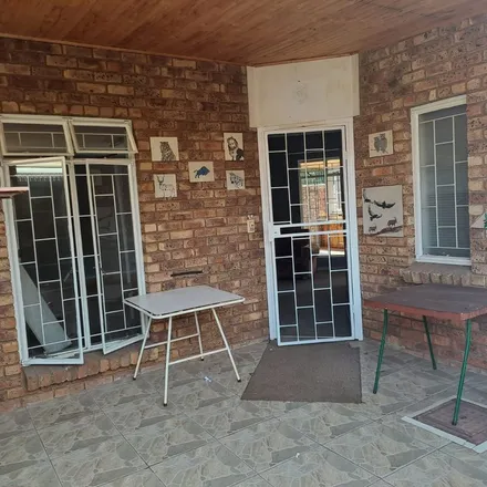 Rent this 3 bed townhouse on Du Plessis Road in Clarina, Akasia