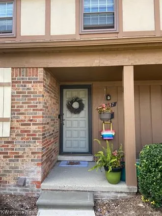 Buy this 2 bed condo on 28626 North Lowell Court in Southfield, MI 48076