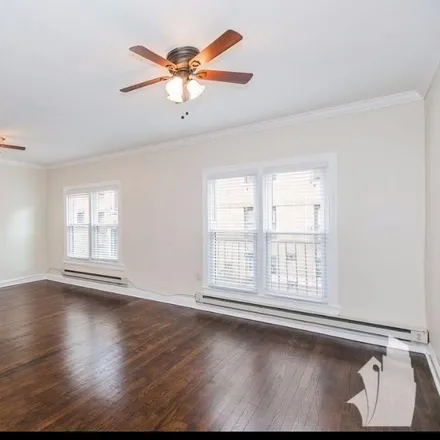 Rent this studio apartment on 724 West Roscoe Street