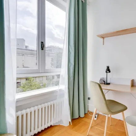 Image 3 - 19 Rue Mesnil, 75116 Paris, France - Room for rent