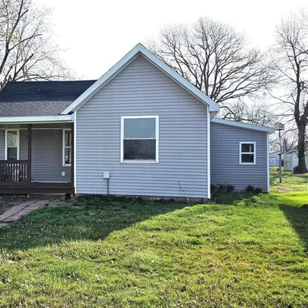 Buy this 2 bed house on 714 East Park Street in Vandalia, MO 63382