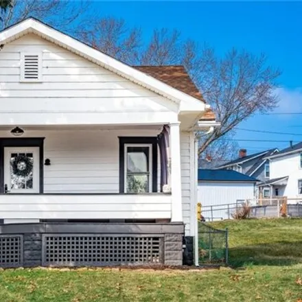 Buy this 2 bed house on 1499 Bluff Street in Zanesville, OH 43701