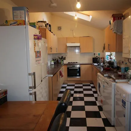 Rent this 6 bed townhouse on 99 Rothesay Avenue in Nottingham, NG7 1PW
