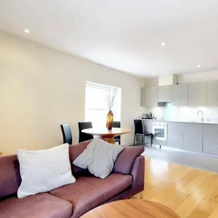 Image 2 - Rockland Apartments, 5 Lakenham Place, Bow Common, London, E3 4HQ, United Kingdom - Room for rent