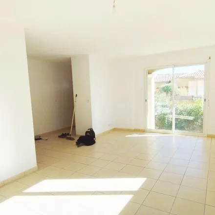 Image 3 - 5 Place Monseigneur Hiral, 34140 Mèze, France - Apartment for rent