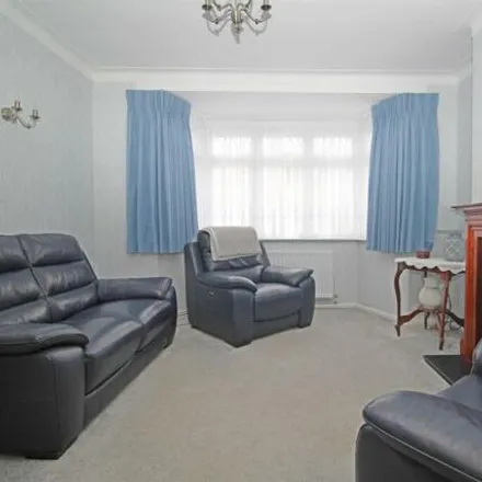 Image 2 - Hillside Crescent, Cheshunt, EN8 8PL, United Kingdom - House for sale