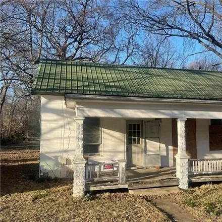 Buy this studio house on 445 East Lincoln Street in Clinton, MO 64735