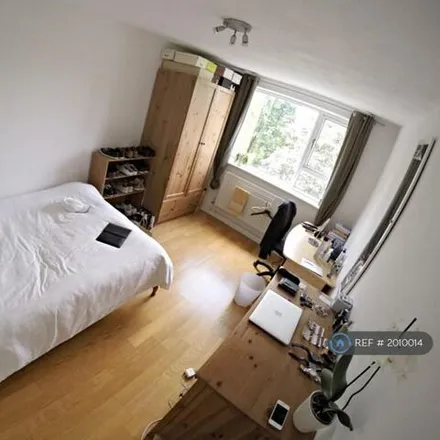 Rent this 3 bed apartment on Barnfield Close in London, N4 4SG
