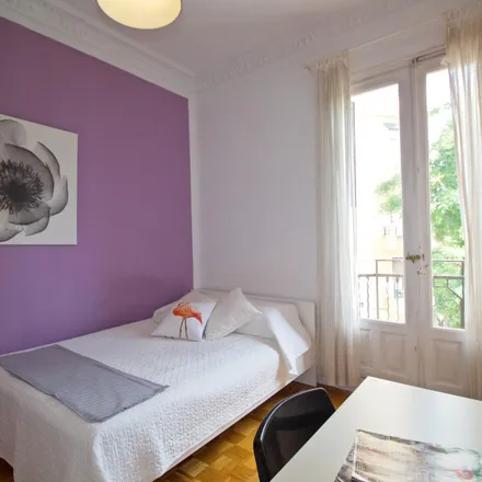 Rent this 6 bed room on Clínica veterinaria Chamberí in Calle de Viriato, 28010 Madrid